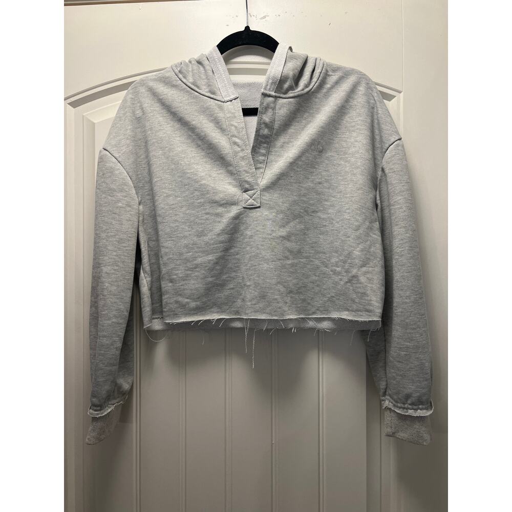 NWT Alo Yoga Women’s Cropped Hoodie V Neck Athleisure Sweatshirt Size S Gray